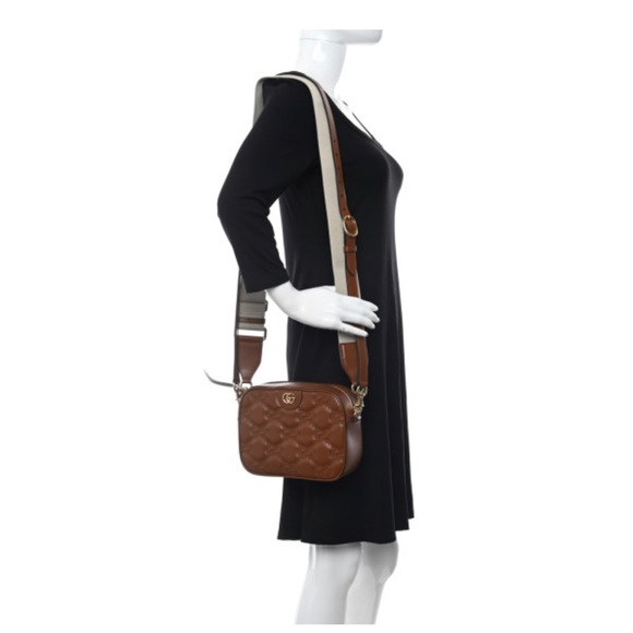 Gucci crossbody! Like new, the box isn’t in the best shape as it endure a flight - Picture 9 of 11